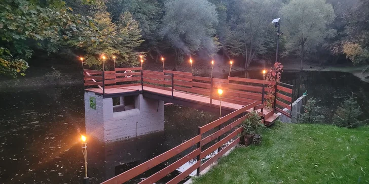 Romantická glampingová chatka pri rybníku na Prostějovsku pre pár