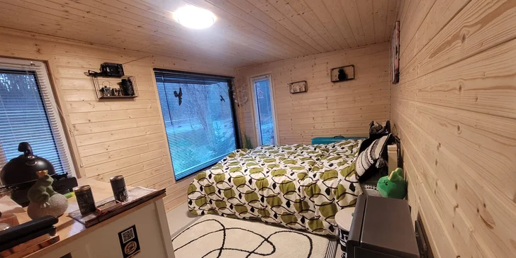 Romantická glampingová chatka pri rybníku na Prostějovsku pre pár