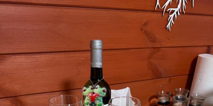 Romantická glampingová chatka pri rybníku na Prostějovsku pre pár