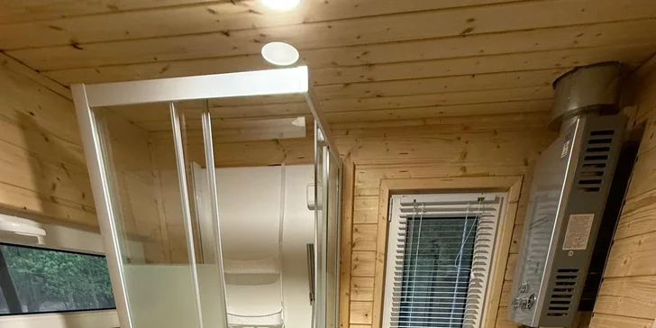 Romantická glampingová chatka pri rybníku na Prostějovsku pre pár