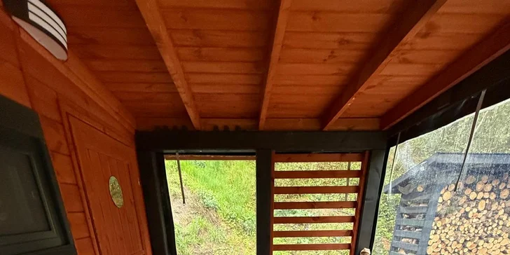 Romantická glampingová chatka pri rybníku na Prostějovsku pre pár