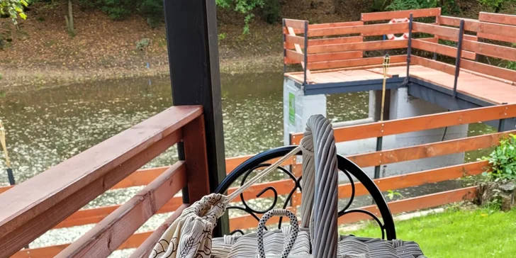 Romantická glampingová chatka pri rybníku na Prostějovsku pre pár