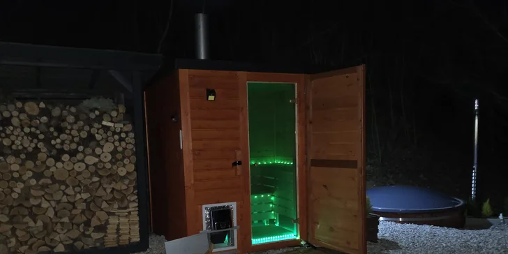 Romantická glampingová chatka pri rybníku na Prostějovsku pre pár