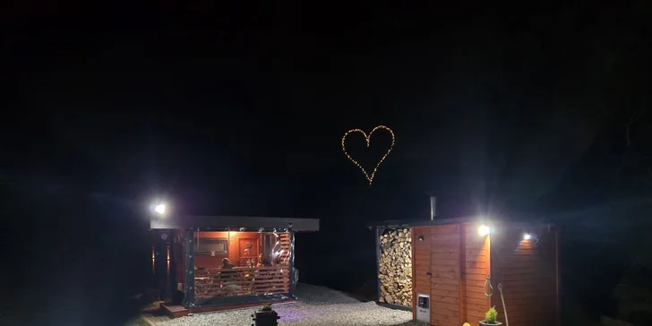 Romantická glampingová chatka pri rybníku na Prostějovsku pre pár