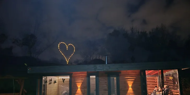 Romantická glampingová chatka pri rybníku na Prostějovsku pre pár