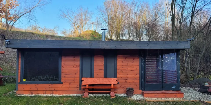 Romantická glampingová chatka pri rybníku na Prostějovsku pre pár
