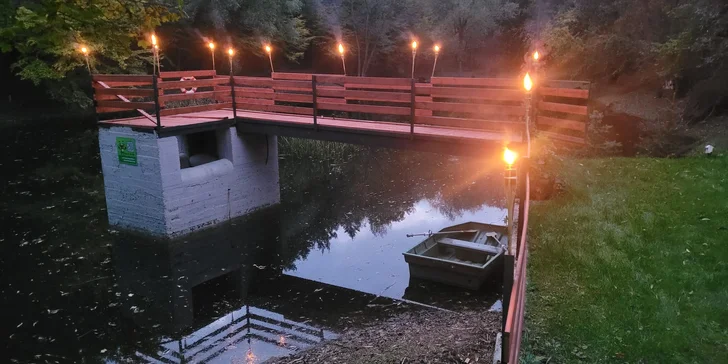 Romantická glampingová chatka pri rybníku na Prostějovsku pre pár