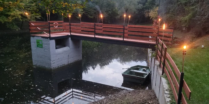 Romantická glampingová chatka pri rybníku na Prostějovsku pre pár