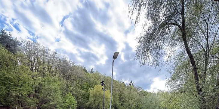 Romantická glampingová chatka pri rybníku na Prostějovsku pre pár