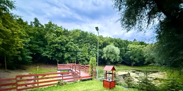 Romantická glampingová chatka pri rybníku na Prostějovsku pre pár