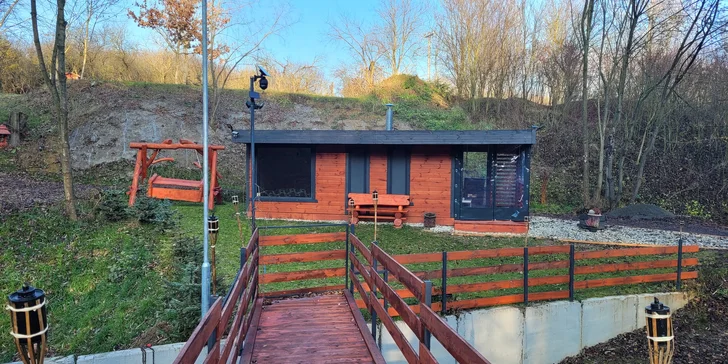 Romantická glampingová chatka pri rybníku na Prostějovsku pre pár