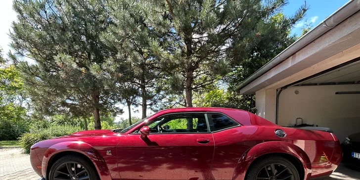 Za volantom legendy: adrenalínová zážitková jazda v Dodge Challenger