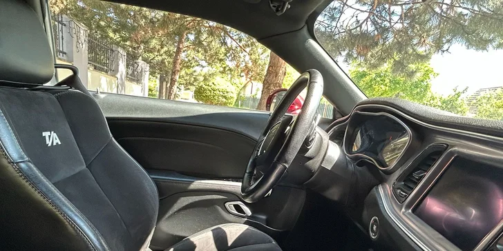 Za volantom legendy: adrenalínová zážitková jazda v Dodge Challenger