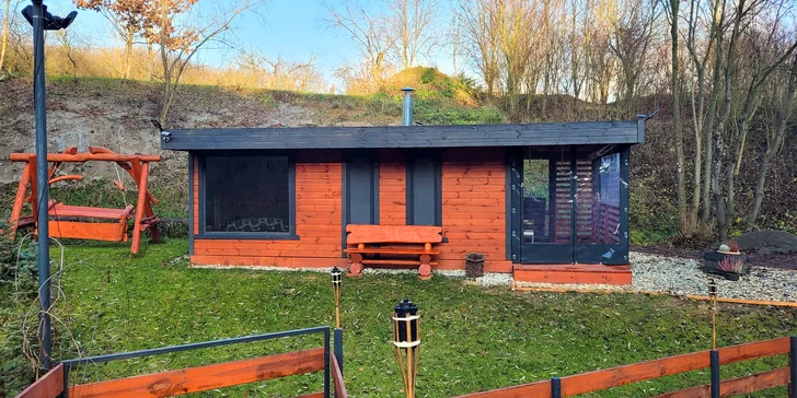 Romantická glampingová chatka pri rybníku na Prostějovsku pre pár