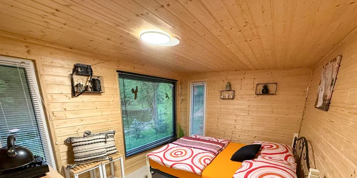 Romantická glampingová chatka pri rybníku na Prostějovsku pre pár