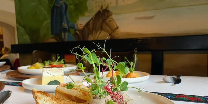 Trojchodová večera s prípitkom pre 2 osoby v historickej reštaurácii Leberfinger na pravom brehu Dunaja