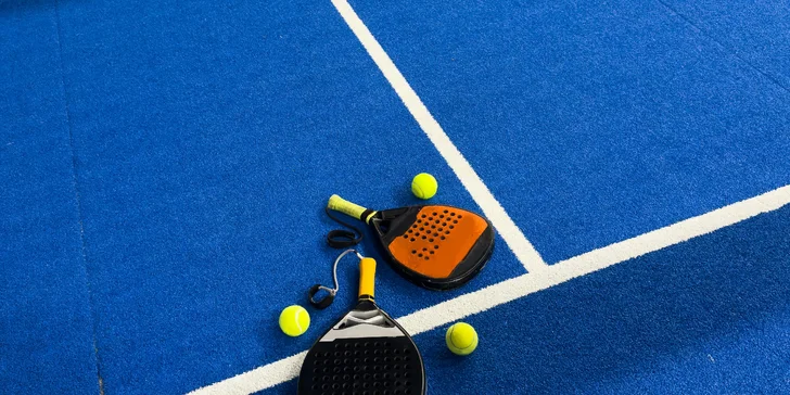 Prenájom kurtu na padel pre 2 až 4 osoby, zapožičanie loptičiek v cene