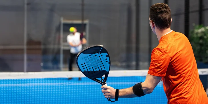 Prenájom kurtu na padel pre 2 až 4 osoby, zapožičanie loptičiek v cene