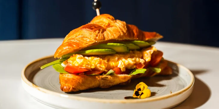 Raňajky pre dvoch v BENZE: párky, plnený croissant, omeleta, šunkovo-syrový tanier a iné