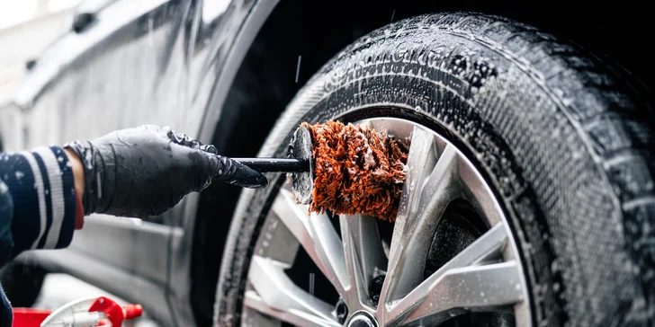 Mega umytie osobného vozidla, tepovanie interiéru a umytie exteriéru alebo dvojkrokové leštenie a ošetrenie keramickým voskom