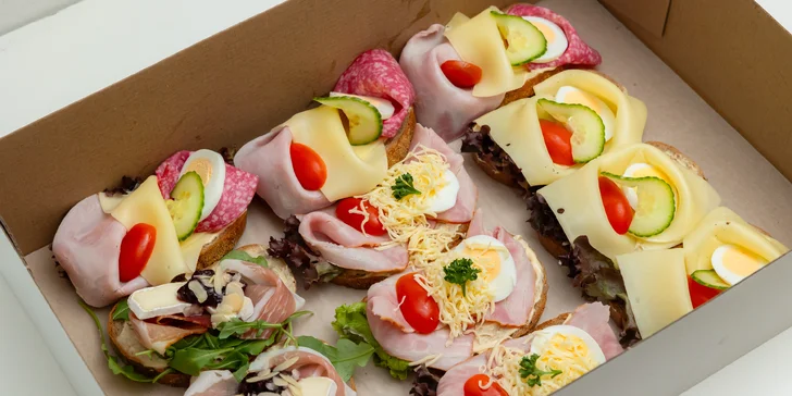 Mix obložených chlebíčkov alebo bagetový box: ideálne pohostenie do práce aj na oslavu