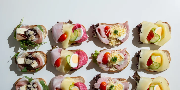 Mix obložených chlebíčkov alebo bagetový box: ideálne pohostenie do práce aj na oslavu