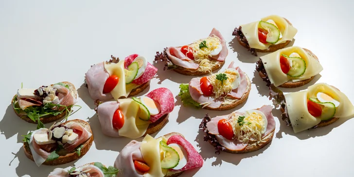 Mix obložených chlebíčkov alebo bagetový box: ideálne pohostenie do práce aj na oslavu