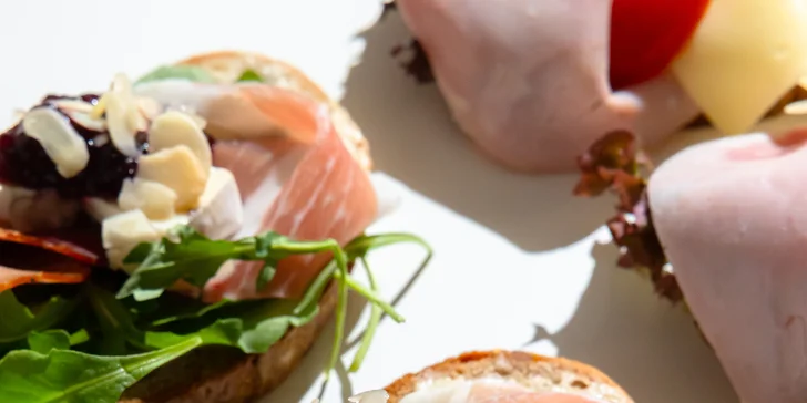 Mix obložených chlebíčkov alebo bagetový box: ideálne pohostenie do práce aj na oslavu