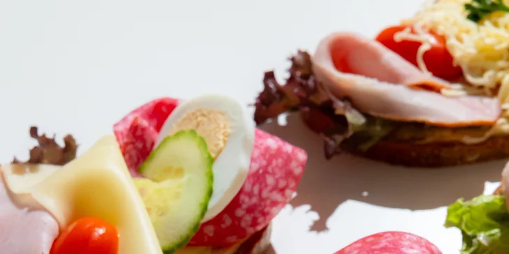 Mix obložených chlebíčkov alebo bagetový box: ideálne pohostenie do práce aj na oslavu