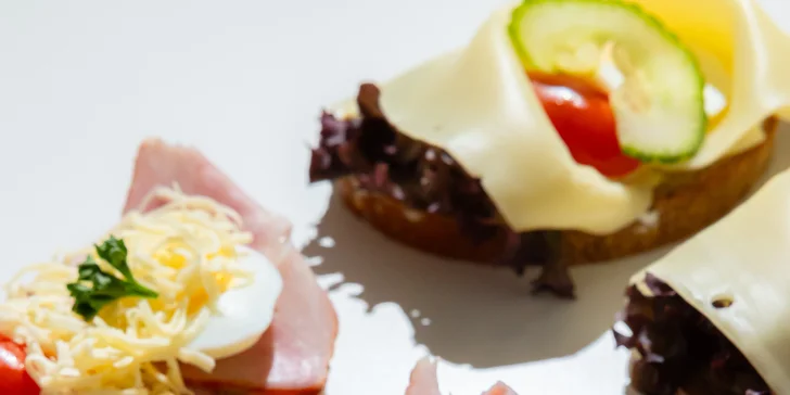 Mix obložených chlebíčkov alebo bagetový box: ideálne pohostenie do práce aj na oslavu