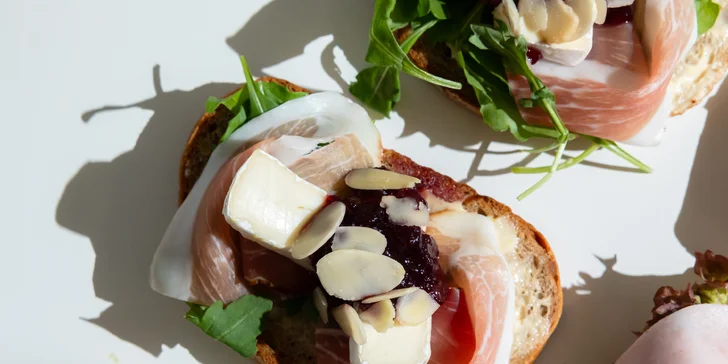 Mix obložených chlebíčkov alebo bagetový box: ideálne pohostenie do práce aj na oslavu