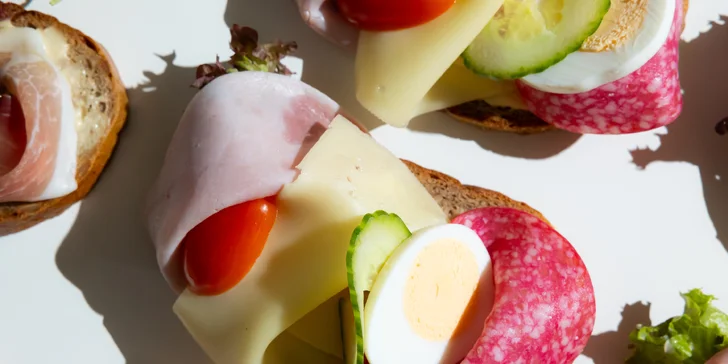 Mix obložených chlebíčkov alebo bagetový box: ideálne pohostenie do práce aj na oslavu