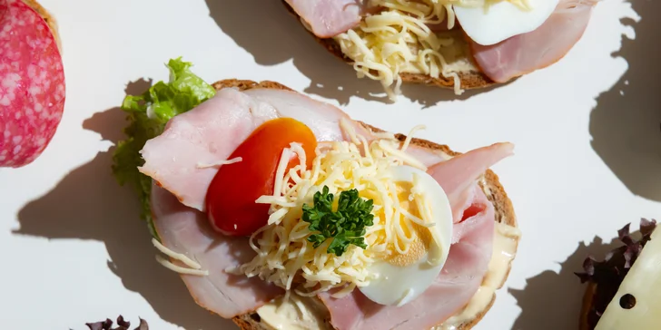 Mix obložených chlebíčkov alebo bagetový box: ideálne pohostenie do práce aj na oslavu