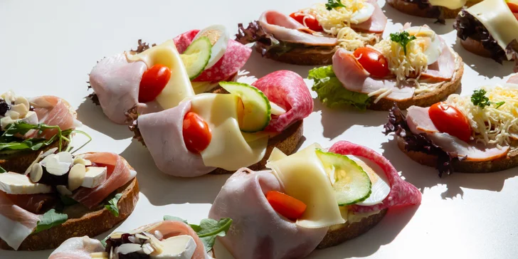 Mix obložených chlebíčkov alebo bagetový box: ideálne pohostenie do práce aj na oslavu