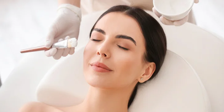 Kozmetická masáž tváre, hĺbkové čistenie alebo laminácia obočia v salóne Ariini