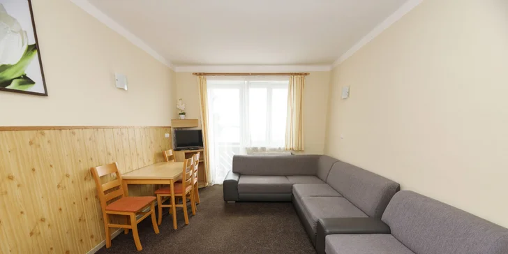 Dovolenka na brehu Lipna: možnosť raňajok, výlety, šport, v zime bežky aj zjazdovky