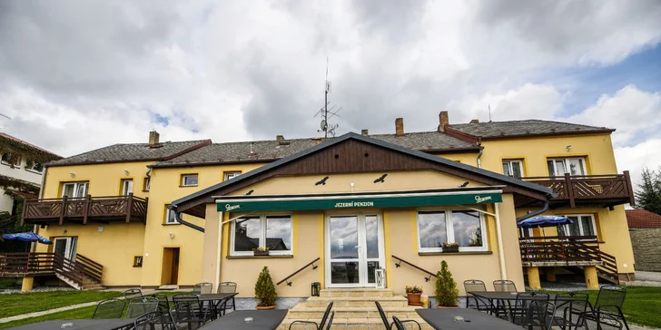 Dovolenka na brehu Lipna: možnosť raňajok, výlety, šport, v zime bežky aj zjazdovky