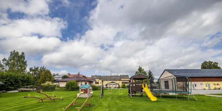 Dovolenka na brehu Lipna: možnosť raňajok, výlety, šport, v zime bežky aj zjazdovky