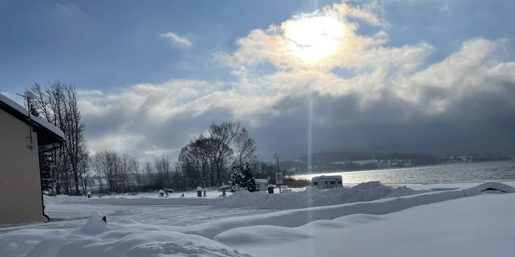 Dovolenka na brehu Lipna: možnosť raňajok, výlety, šport, v zime bežky aj zjazdovky