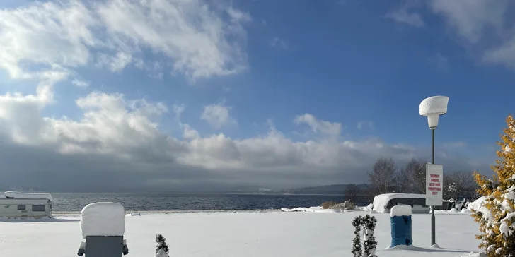 Dovolenka na brehu Lipna: možnosť raňajok, výlety, šport, v zime bežky aj zjazdovky