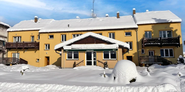 Dovolenka na brehu Lipna: možnosť raňajok, výlety, šport, v zime bežky aj zjazdovky