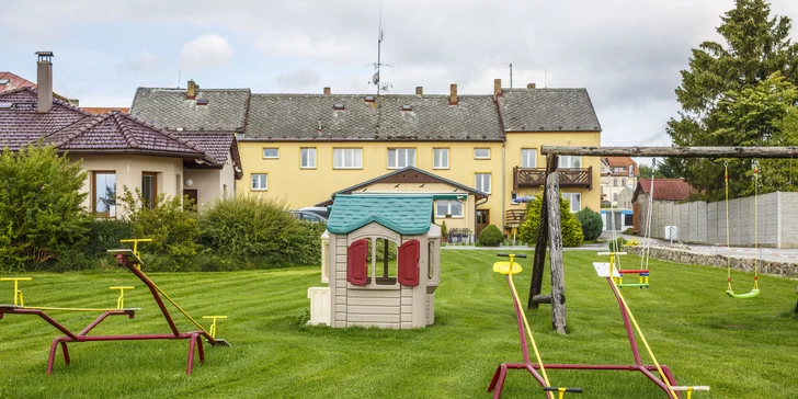 Dovolenka na brehu Lipna: možnosť raňajok, výlety, šport, v zime bežky aj zjazdovky