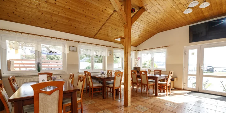 Dovolenka na brehu Lipna: možnosť raňajok, výlety, šport, v zime bežky aj zjazdovky