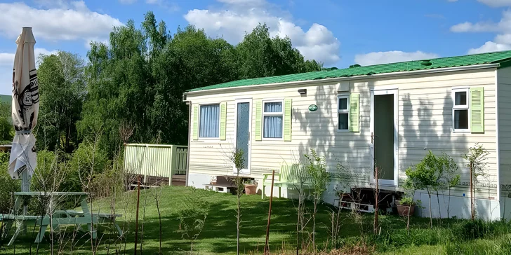 Rodinná pohoda na Vysočine: mobilný domček až pre 5 osôb s terasou