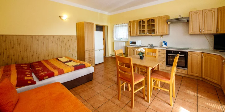 Dovolenka na brehu Lipna: možnosť raňajok, výlety, šport, v zime bežky aj zjazdovky