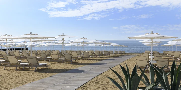 Lido di Jesolo: 5* hotel s vlastnou plážou a 70m bazénom, wellness, raňajky aj lekcie jogy