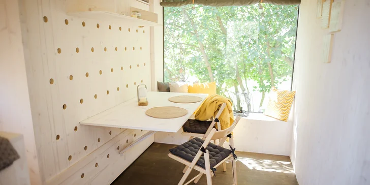 Glamping: minimalistický posed pre dve osoby, solárna sprcha, gril a vyhrievaný sud