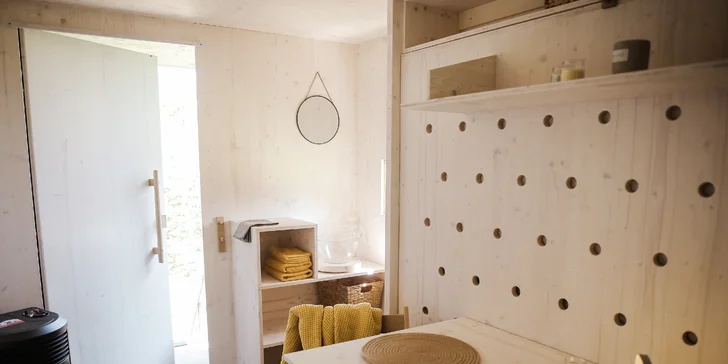 Glamping: minimalistický posed pre dve osoby, solárna sprcha, gril a vyhrievaný sud