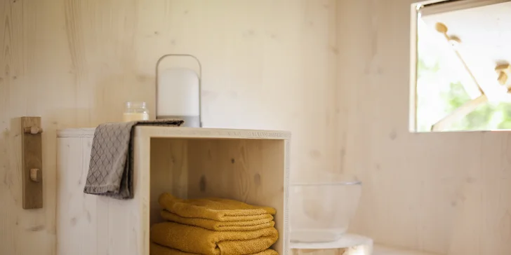Glamping: minimalistický posed pre dve osoby, solárna sprcha, gril a vyhrievaný sud