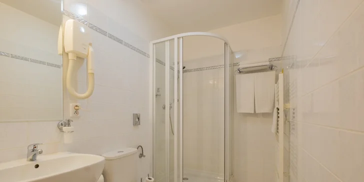 Pohodový pobyt v Mohelnici: hotel s raňajkami, fľaša vína a krajina Bouzova